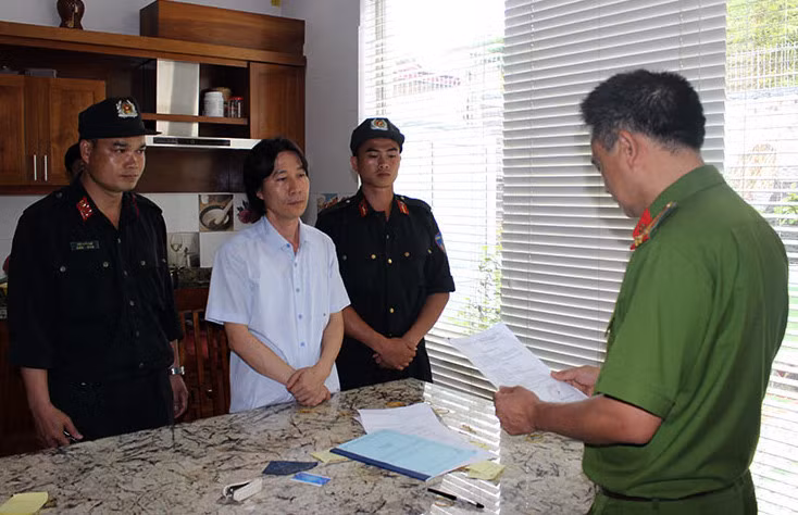 Phạm Văn Thái (áo trắng) tại thời điểm bị bắt.