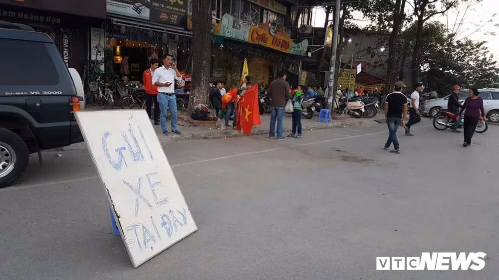 Chưa dừng tại đó, một số địa điểm trông xe kiêm luôn dịch vụ vá xe, bơm lốp cho khách hàng chẳng may hỏng hóc giữa đường.