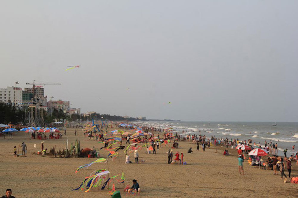 Sầm Sơn là điểm du lịch thuộc loại đông nhất cả nước mỗi dịp hè.