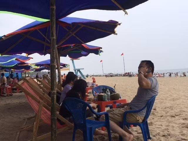 Giá mỗi chiếc ghế lưới kê bên bờ biển Sầm Sơn được thu với giá 30.000 đồng.