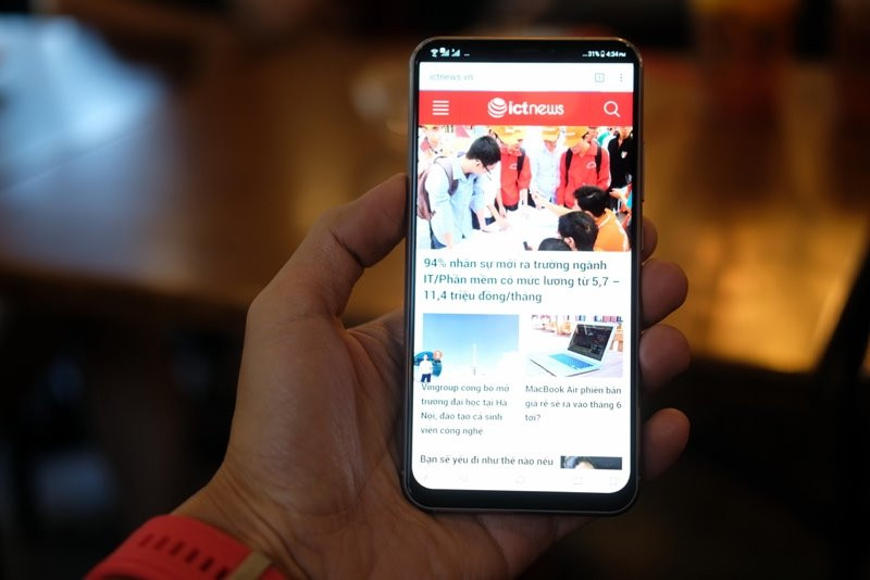 Phần tai thỏ đã mất đi khi truy cập ứng dụng, cho thấy nhà sản xuất vẫn chưa kịp tối ưu hoá giao diện cho màn hình notch. Ảnh: H.Đ.