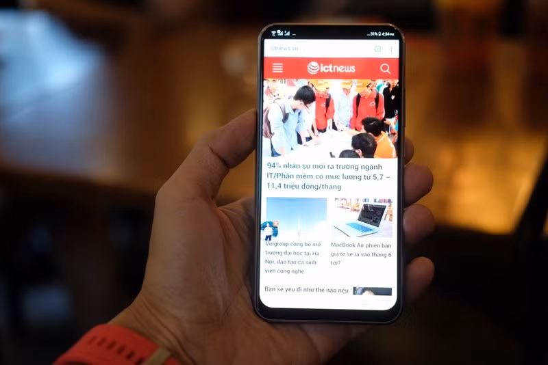 Phần tai thỏ đã mất đi khi truy cập ứng dụng, cho thấy nhà sản xuất vẫn chưa kịp tối ưu hoá giao diện cho màn hình notch. Ảnh: H.Đ.