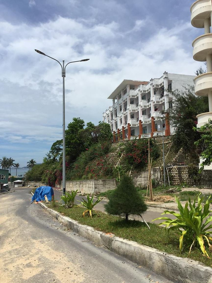 Giải thích về việc được cấp đất theo diện này, ông Thái cho rằng Tỉnh ủy ra chính sách về cán bộ luân chuyển có nhu cầu nhà ở, ổn định chỗ ở lâu dài thì được giao đất nên ông nộp đơn xin. Việc xét duyệt là của TP Nha Trang và các sở, ngành khác. Năm 2008, ông đang là chủ tịch UBND huyện Ninh Hòa được luân chuyển công tác vào TP Nha Trang giữ chức giám đốc Sở Kế hoạch và Đầu tư. Chủ trương này có điều kiện là phải đủ thời gian công tác từ 3 năm trở lên, nên năm 2011 ông đã có đơn xin giao đất để ổn định cuộc sống nhưng không được duyệt. UBND TP Nha Trang hứa xem xét nhiều lần, đến năm 2016 mới được giải quyết. Ảnh: Lâm Chiêu Tranh.