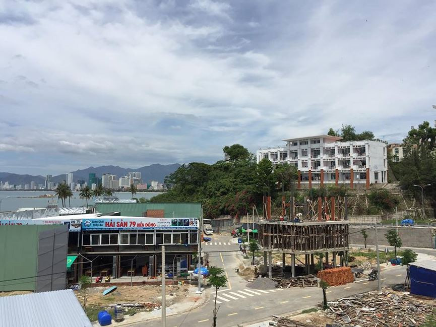 Tại cuộc họp báo thường kỳ của UBND tỉnh Khánh Hòa diễn ra hôm (25/7), nhiều câu hỏi của phóng viên báo chí đề nghị làm rõ việc 3 lãnh đạo Sở, ngành của tỉnh này có tên trong "danh sách 71 hộ dân được bố trí tái định cư" tại dự án cơ sở hạ tầng khu dân cư tổ 32-33 phường Vĩnh Thọ (TP Nha Trang). Điều đáng nói, cả 3 vị cán bộ này đều được cấp các lô thuộc vị trí đất vàng ngay mặt tiền đường Phạm Văn Đồng bên vịnh Nha Trang, đối diện với danh thắng Hòn Chồng – Hòn Đỏ và dự án Nha Trang Sao gây bức xúc cho người dân. Ảnh: Lâm Chiêu Tranh.