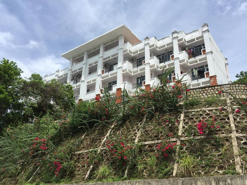 Lý giải về việc được giao lô đất ở vị trí đắc địa mặt tiền đường ven biển Phạm Văn Đồng (TP Nha Trang), ông Thái cho rằng: "Không phải tôi là Giám đốc sở thì mới được giao miếng đất này. Trong chuyện này, tôi cũng chỉ là người xin đất để ổn định chỗ ở thôi. Tôi công tác ở ngoài Ninh Hòa, không có xin đất mà ở chung với cha mẹ. Chuyển vào TP Nha Trang công tác tôi ở nhà công vụ số 2b Lê Hồng Phong. Do cần ổn định cuộc sống lâu dài tôi xin TP Nha Trang theo diện cán bộ luân chuyển được giao đất có thu tiền sử dụng đất theo giá thị trường. Đó là chủ trương của Tỉnh ủy". Ảnh: Lâm Chiêu Tranh.