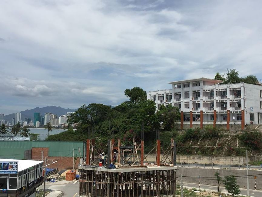 Được biết các lãnh đạo khi được giao đất đã hoàn tất các thủ tục, nộp tiền sử dụng lô đất với giá cao gấp 2,5 lần giá đất tái định cư tại dự án này với giá trên 30 triệu đồng/m2. Trong khi, giá thị trường khu vực mặt tiền đường Phạm Văn Đồng hiện được cho là đất "vàng" khi được rao bán từ 230-300 triệu đồng/m2. Ảnh: Lâm Chiêu Tranh.