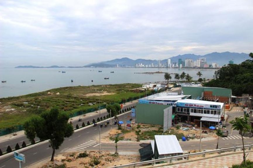 Trả lời tại buổi họp báo, ông Võ Tấn Thái, Giám đốc Sở TN&MT tỉnh Khánh Hòa cho rằng, đây là dự án không phải dành riêng cho các hộ dân tái định cư. "Tên dự án được phê duyệt là cơ sở hạ tầng khu dân cư tổ 32 - 33 phường Vĩnh Thọ, TP Nha Trang chứ không phải là dự án tái định cư", ông Thái nói và khẳng định: "Đối tượng được cấp đất ở đây với 3 đồng chí lãnh đạo của 3 Sở, ngành là đúng quy định pháp luật, đúng chủ trương. Tôi chịu trách nhiệm về chuyện này". Ảnh: Kỳ Nam.