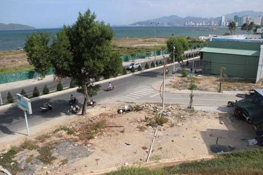 Trong số này có trường hợp ông Võ Tấn Thái hiện là Giám đốc Sở Tài nguyên và Môi trường (TN&MT) tỉnh này, được giao lô đất diện tích trên 51m2 ở 2 mặt tiền đường Phạm Văn Đồng và đường nội bộ; Ông Nguyễn Xuân Hà, Trưởng Ban Nội chính Tỉnh ủy, được giao lô đất gần 59m2 mặt tiền đường Phạm Văn Đồng; Ông Đặng Đình Quyền, Cục trưởng Cục Thi hành án tỉnh Khánh Hòa, được giao lô đất hơn 46m2 với 2 mặt tiền đường Phạm Văn Đồng và đường nội bộ. Ảnh: Kỳ Nam.