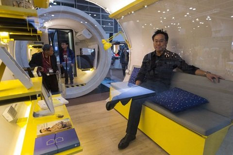 Bên trong có phòng khách, bếp và phòng tắm.