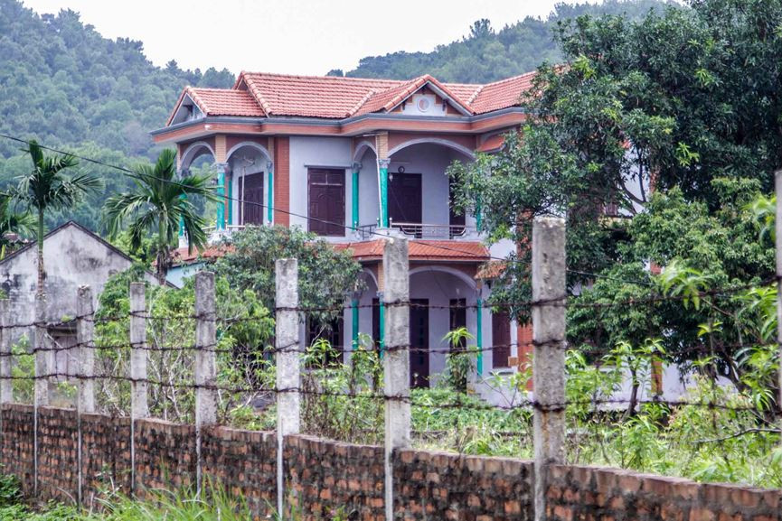 Các công trình nhà kiên cố, biệt thự, khu nghỉ dưỡng mọc san sát nhau tại xã Minh Phú.