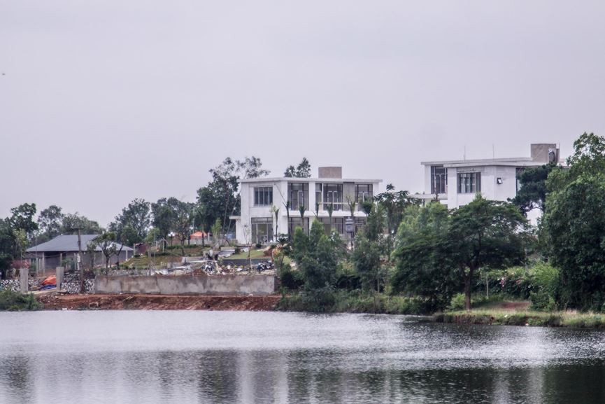 Nhiều nhà biệt thự kiên cố mọc ven hồ Đồng Đồ.