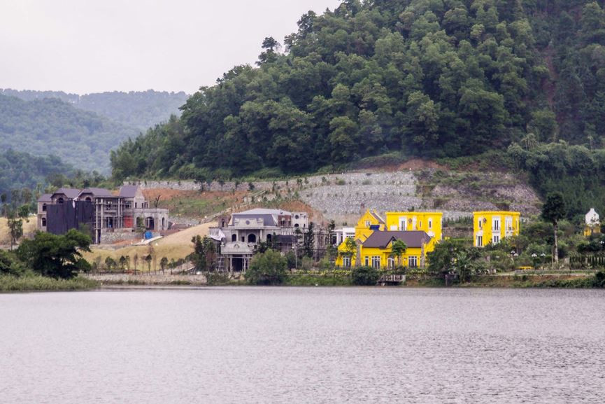Công trình Hoàng Lê Gia Garden rộng hàng nghìn mét vuông nằm sâu trong vùng lõi quy hoạch rừng phòng hộ thuộc xã Minh trí (huyện Sóc Sơn).