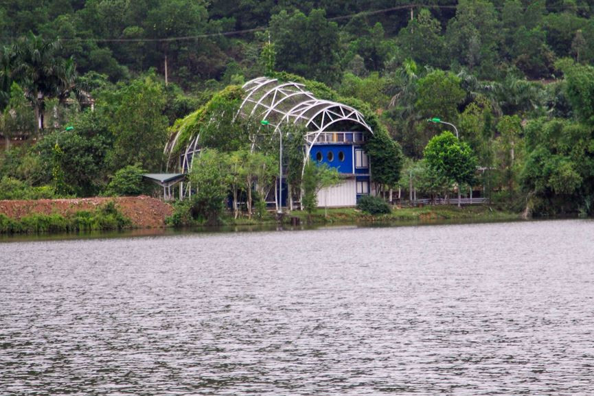 Một ngôi nhà có kiến trúc lạ ngay hồ.