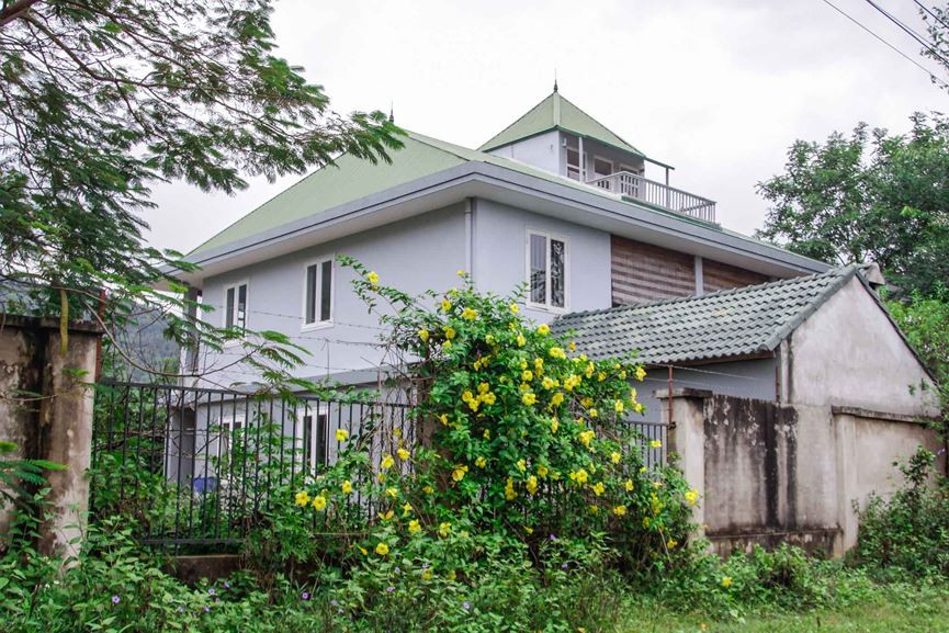 Xã Minh Phú, huyện Sóc Sơn cách trung tâm Hà Nội hơn 30 km. Cơ quan chức năng cho biết đây là một trong 2 xã ở huyện có những sai phạm trong việc xây dựng trên đất thuộc quy hoạch rừng phòng hộ - bảo vệ môi trường.