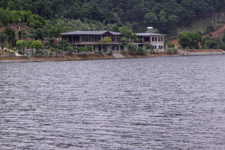 Nhiều công trình vẫn đang ngang nhiên tiếp tục xây dựng trên đất rừng phòng hộ.