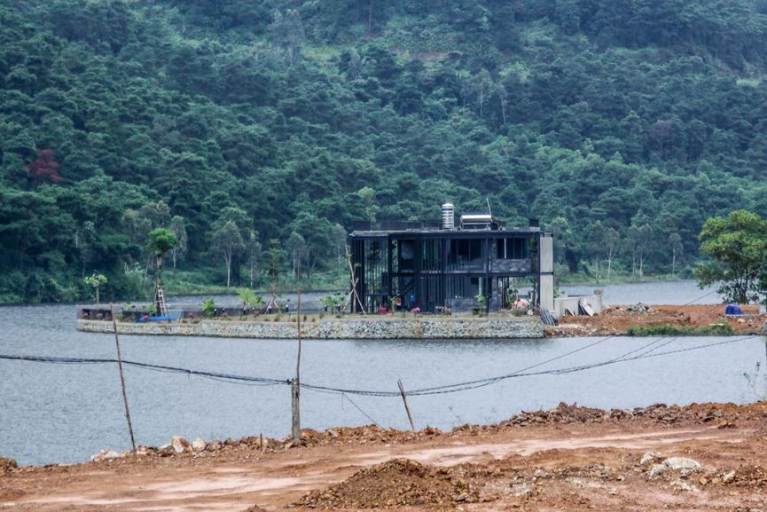 Công trình ngang nhiên đổ đất, xây dựng giữa hồ Đồng Đò.