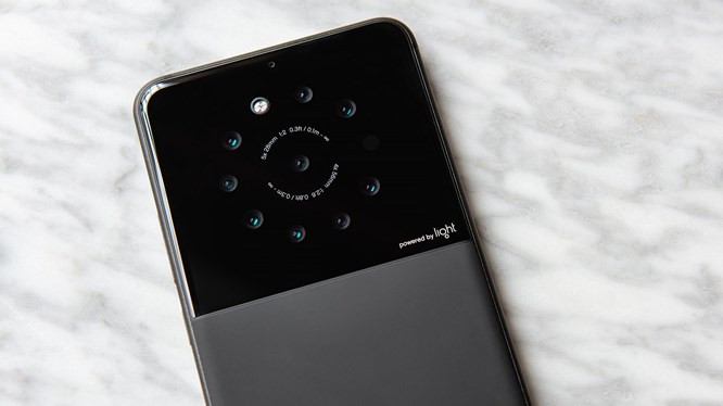 Điện thoại có 9 camera ở mặt lưng. Ảnh: Twitter.
