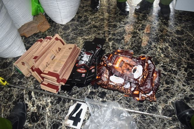 Thu giữ cà phê bột đã đóng gói làm giả nhãn hiệu cà phê "xịn" và nhiều bao bì in nhãn mác cà phê tại TPHCM chưa kịp sử dụng.