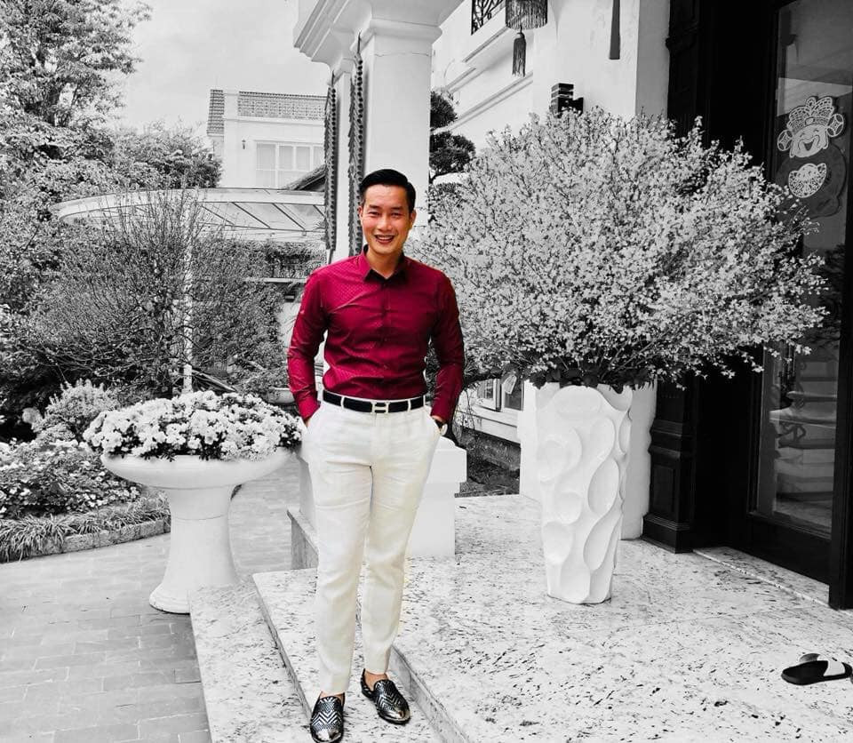 BTV Hoa Thanh Tùng cùng vợ và con trai đang sống trong một ngôi biệt thự rộng rãi tại Hà Nội. Hiện anh đang giữ chức vụ Phó trưởng ban VTV6.