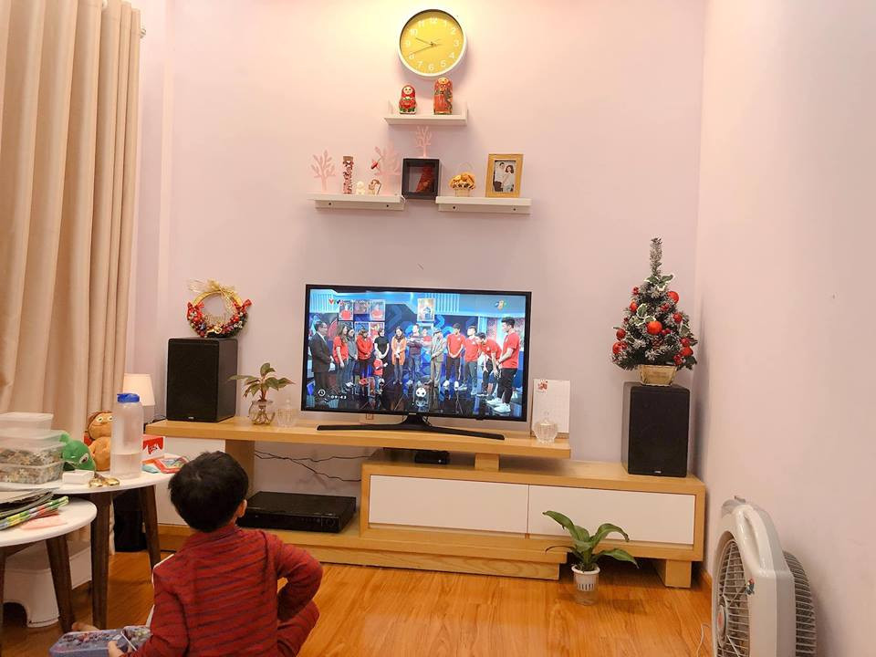 Phòng khách tuy không rộng rãi nhưng ấm cúng của MC Nguyễn Hoàng Linh.