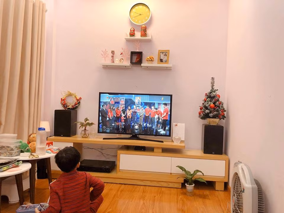 Phòng khách tuy không rộng rãi nhưng ấm cúng của MC Nguyễn Hoàng Linh.