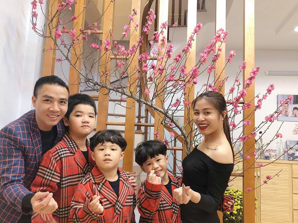 MC Nguyễn Hoàng Linh cùng hôn phu và các con sống trong ngôi nhà nhỏ tại Hà Nội.