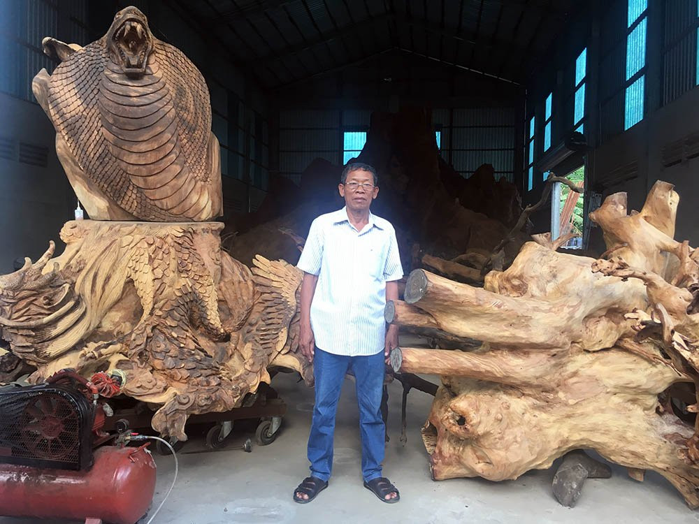 Một số phần phụ của bộ gốc, rễ bàng cổ thụ đã được ông Mai Kiên điêu khắc thành hình đầu rắn, rồng, quy, phụng,... rất đẹp mắt.