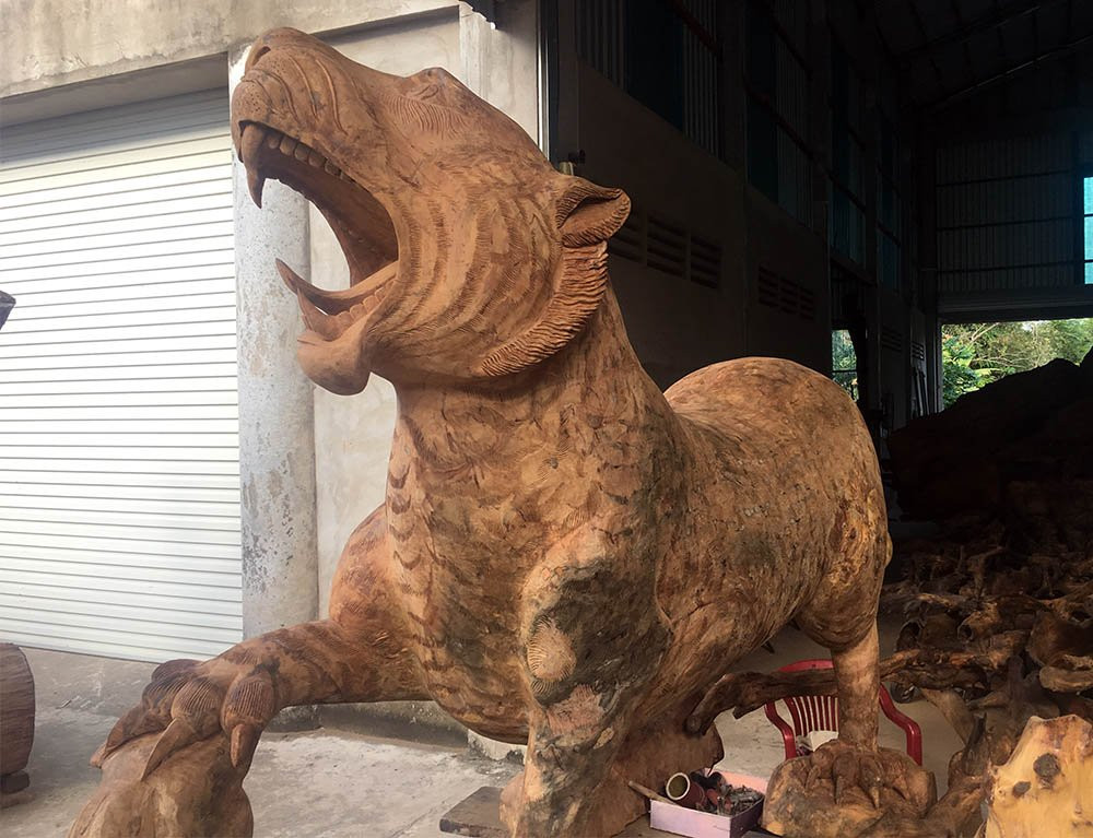 Con beo gỗ được ông Kiên làm từ một phần của bộ gốc, rễ cây bàng cổ thụ.