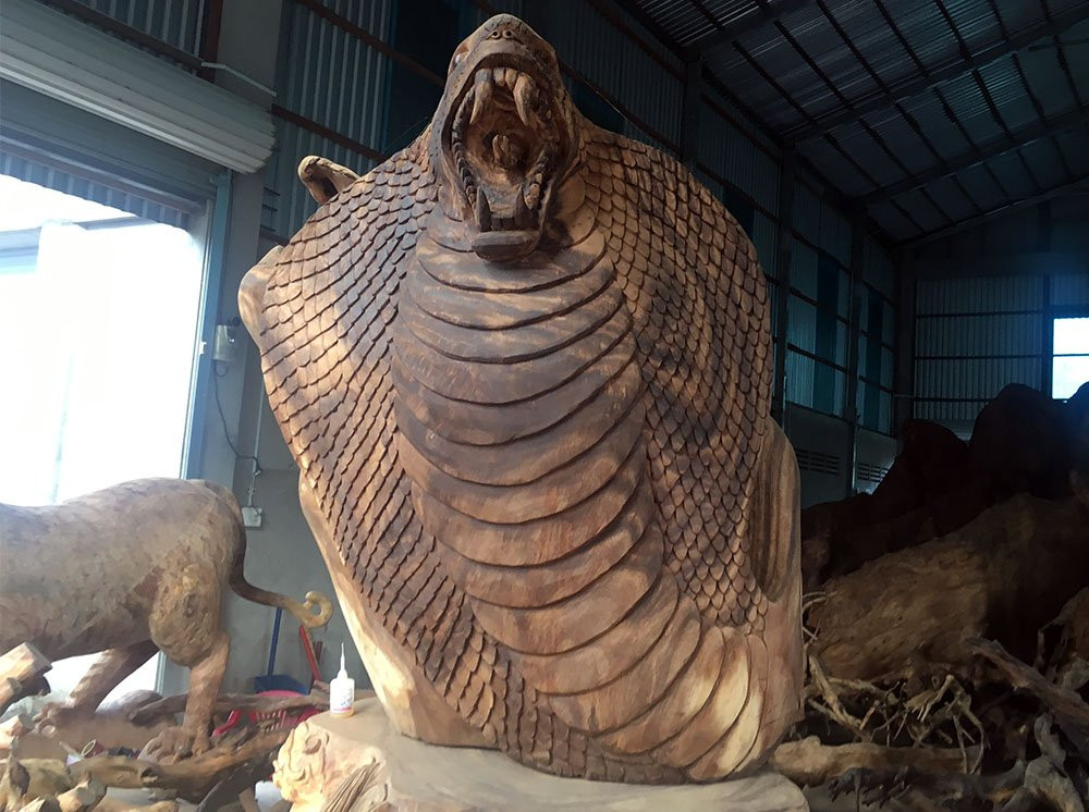 Đầu rắn mãng xà "khủng" được điêu khắc từ gốc cây.