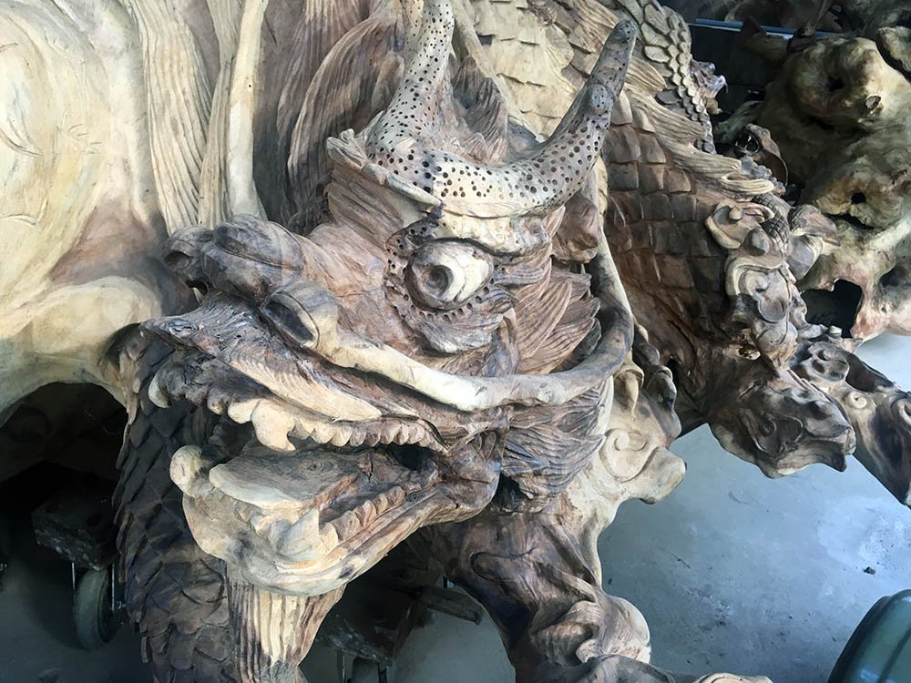 Đầu rồng ở một nhánh rễ khác.