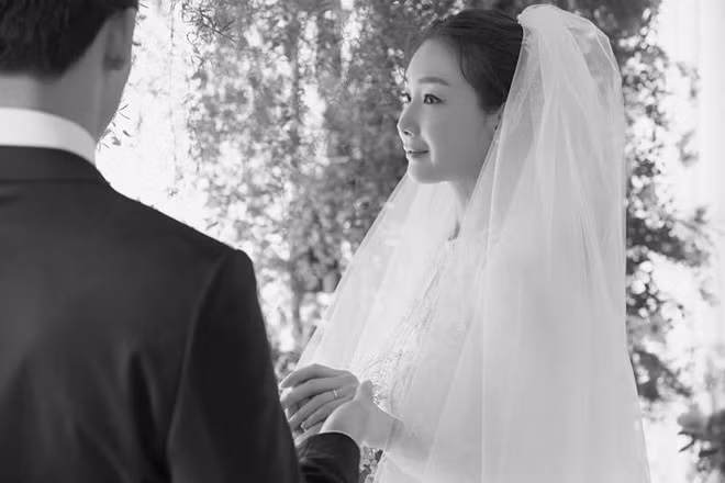 Choi Ji Woo bí mật kết hôn vào 29/3. Chồng cô được cho là kém vợ 13 tuổi và làm công việc nhân viên văn phòng bình thường.