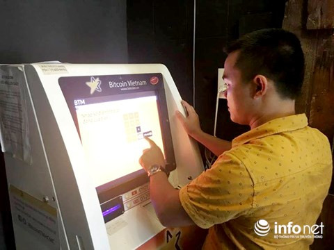 Một khách hàng đang giao dịch Bitcoin qua máy BTM đặt tại quán cà phê ở TP.HCM.