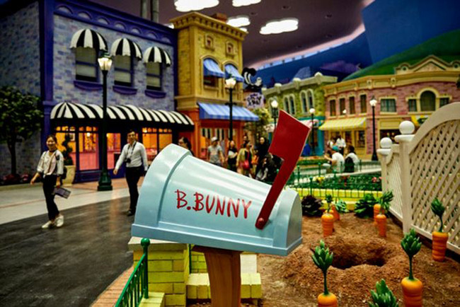 Đây là công trình kết hợp giữa Công viên giải trí này là kết quả sự hợp tác giữa Warner Bros và Công ty Miral Asset Management.