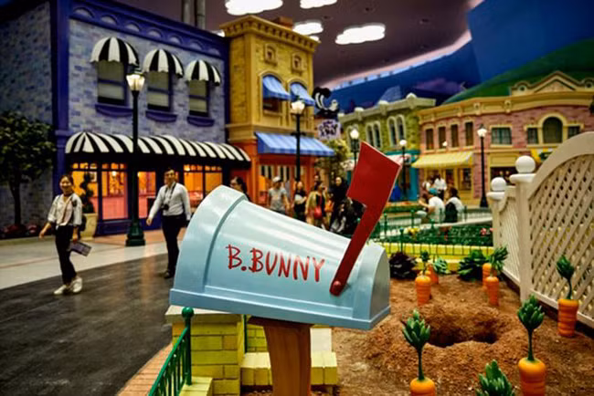 Đây là công trình kết hợp giữa Công viên giải trí này là kết quả sự hợp tác giữa Warner Bros và Công ty Miral Asset Management.