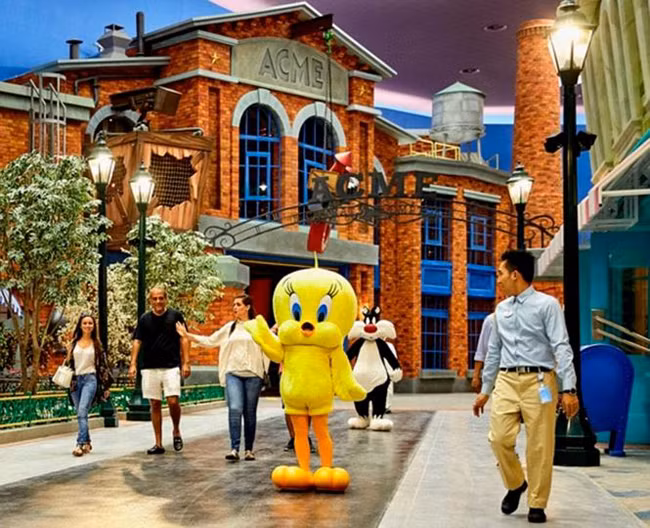 Tại đây. trẻ nhỏ sẽ được gặp những nhân vật hoạt hình nổi tiếng nhất như thỏ Bugs Bunny, Chú vịt vàng Tweety, bộ đôi mèo chuột Tom &amp; Jerry, chú chó Scooby-Doo...