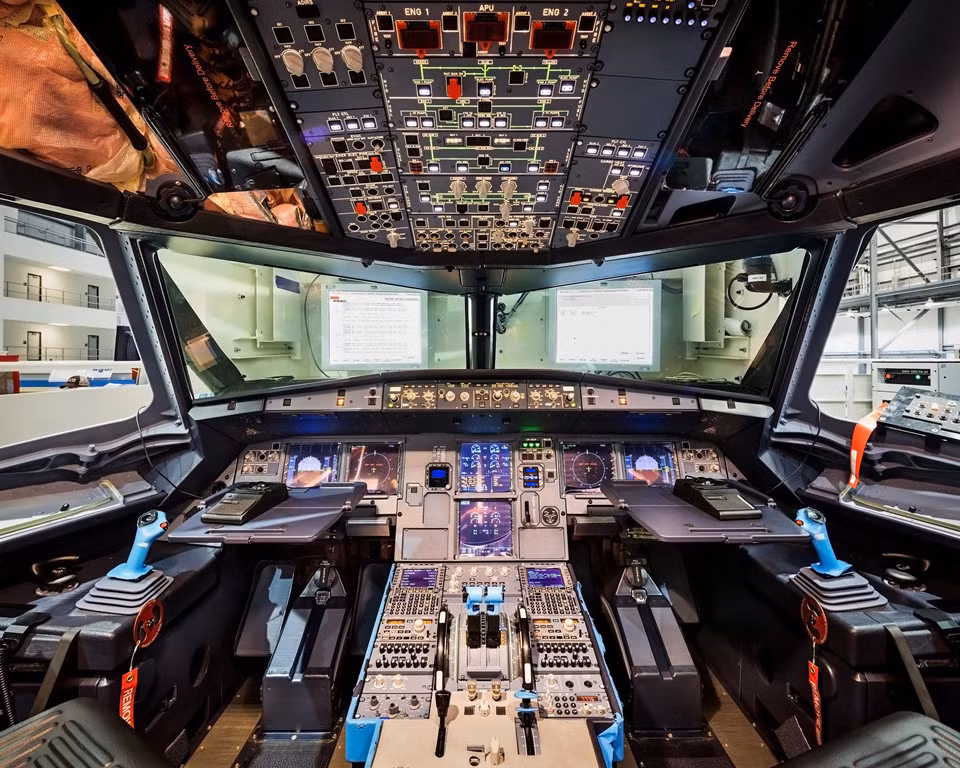 Khoang buồng lái của tàu bay Airbus A321, nơi hệ thống điều khiển bay sử dụng hoàn toàn tín hiệu điện. Ảnh: New York Times.