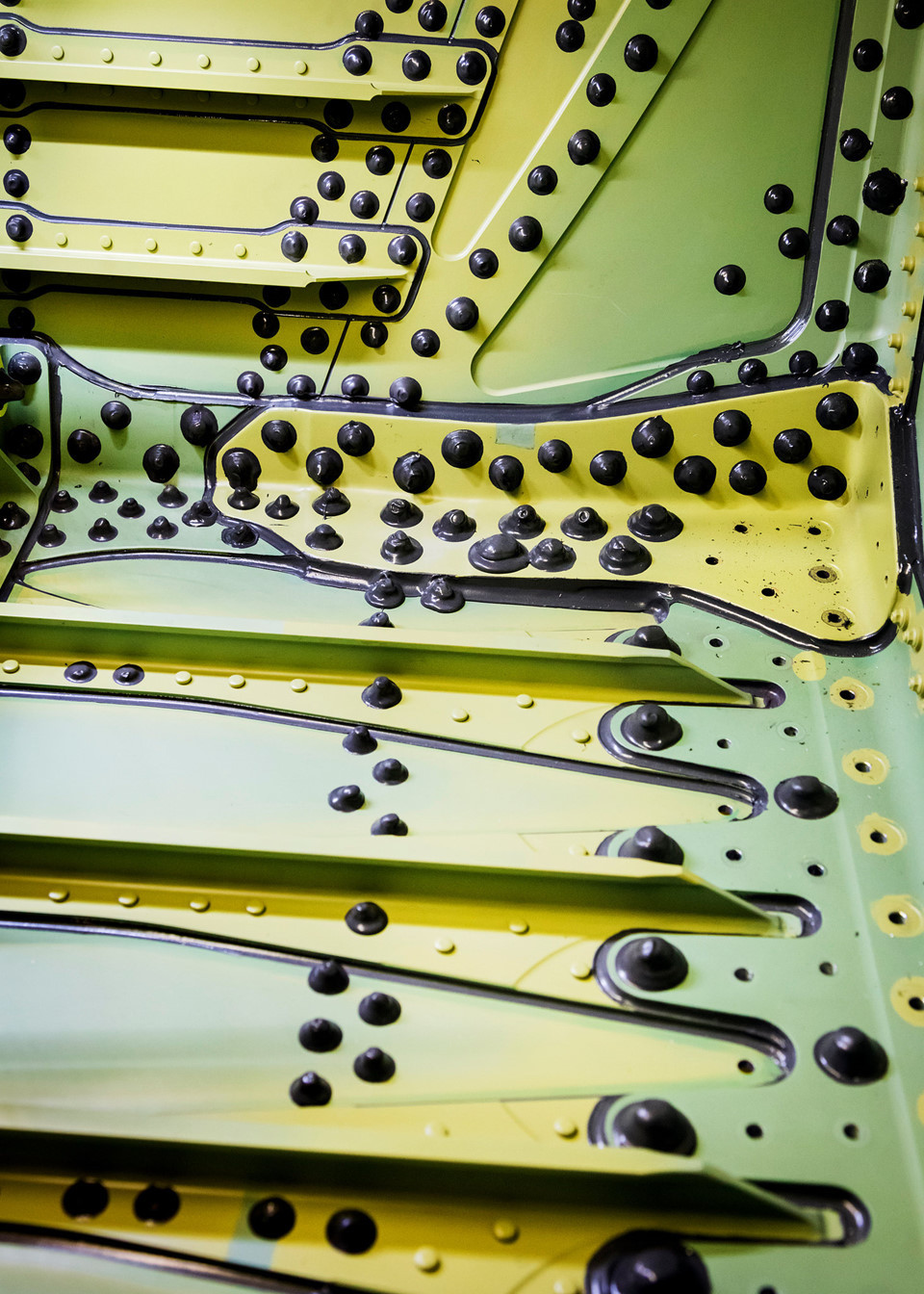 Mỗi cánh của tàu bay Airbus A321 nặng khoảng 4,5 tấn. Để gắn vào thân máy bay, cần khoảng 1.200 đinh tán mỗi bên. Ảnh: New York Times.