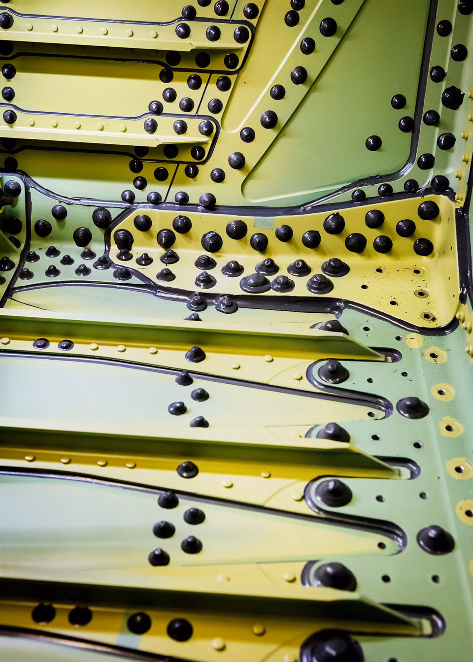 Mỗi cánh của tàu bay Airbus A321 nặng khoảng 4,5 tấn. Để gắn vào thân máy bay, cần khoảng 1.200 đinh tán mỗi bên. Ảnh: New York Times.