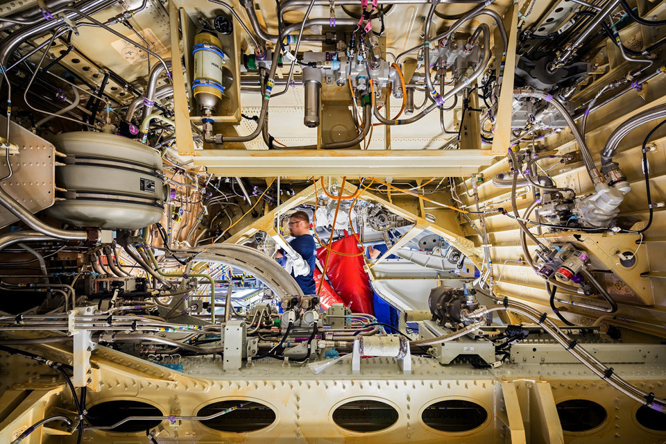 Bên trong bộ phận hạ cánh của Airbus A321. Ở đây, máy bay được lắp bộ ổn định phương dọc và ngang cùng đuôi hình nón. Đây cũng là nơi các cửa cho bánh xe, radar và ăng-ten định vị được lắp đặt. Ảnh: New York Times.