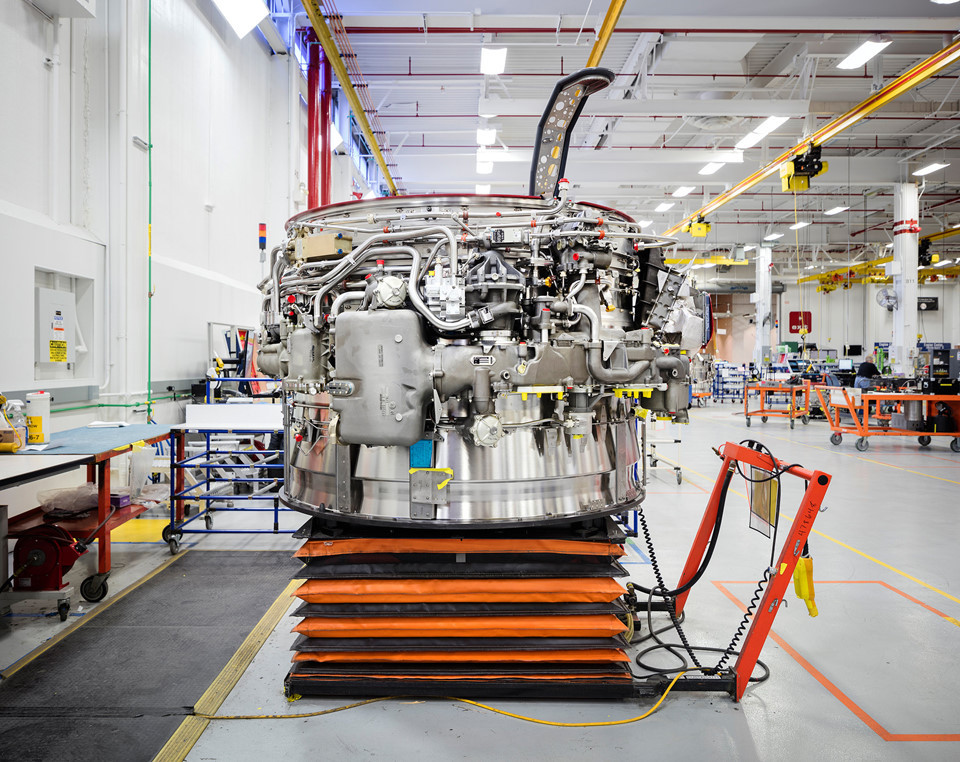 Một động cơ của máy bay Airbus A321 được sản xuất tại nhà máy Pratt &amp; Whitney, thành phố Middletown, bang Connecticut, Mỹ. Ảnh: New York Times.