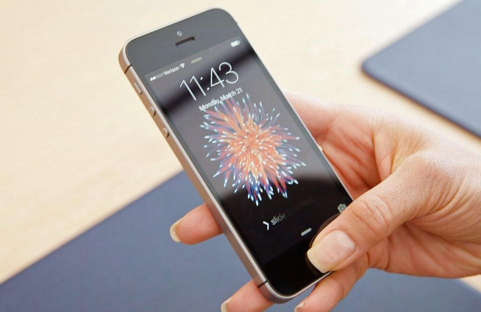 Hiệu năng vẫn rất mạnh mẽ - iPhone SE sử dụng vi xử lý Apple A9 tương tự chiếc iPhone 6S. Tuy không có hiệu năng quá mạnh để so với iPhone X nhưng máy dư sức đáp ứng mọi nhu cầu sử dụng của người dùng. Hơn nữa, iPhone SE cũng là chiếc điện thoại có màn hình 4 inch mạnh mẽ nhất thời điểm hiện tại.