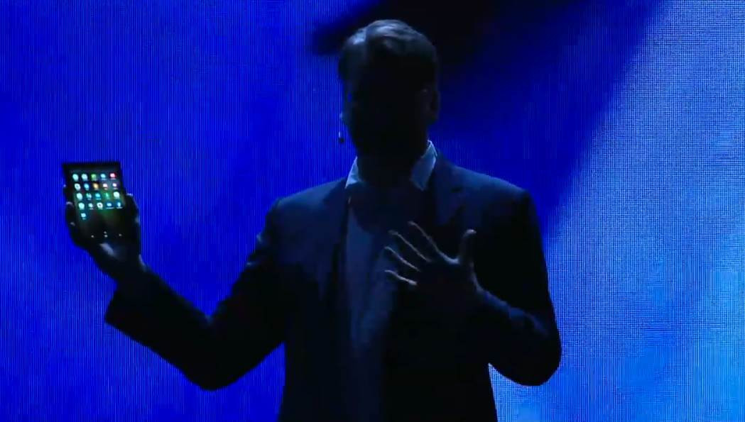 Samsung bat ngo ra mat dien thoai man hinh gap sieu net-Hinh-3