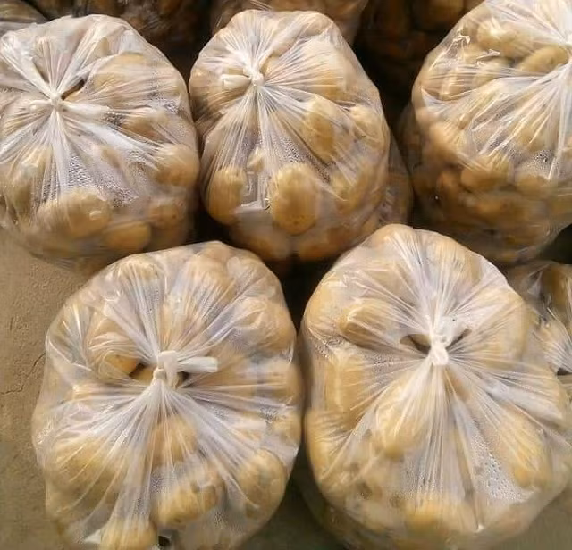 Những túi khoai tây đã được giải cứu. Ảnh: FB.