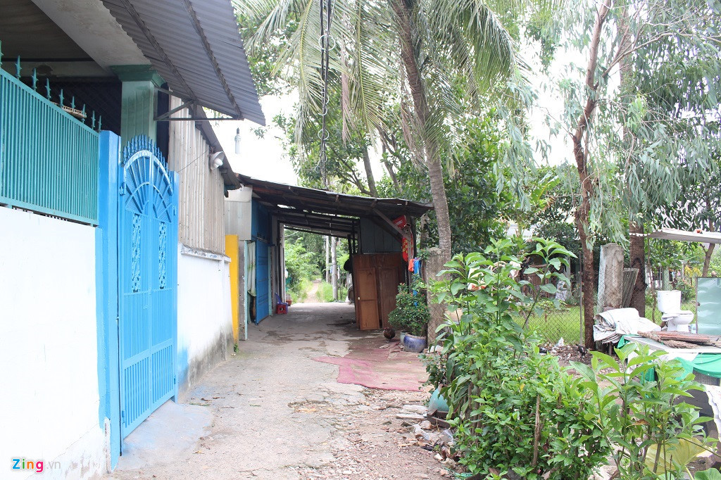 Nhà cửa của cư dân Thanh Đa là những miếng tôn chắp vá vì việc sửa chữa, xây mới hết sức khó khăn.