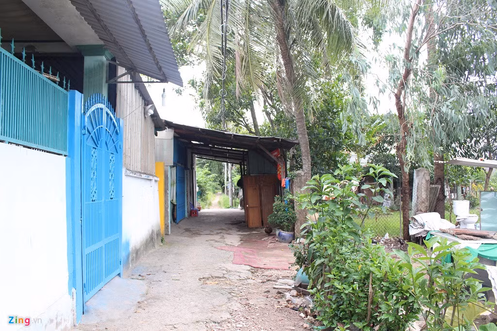 Nhà cửa của cư dân Thanh Đa là những miếng tôn chắp vá vì việc sửa chữa, xây mới hết sức khó khăn.