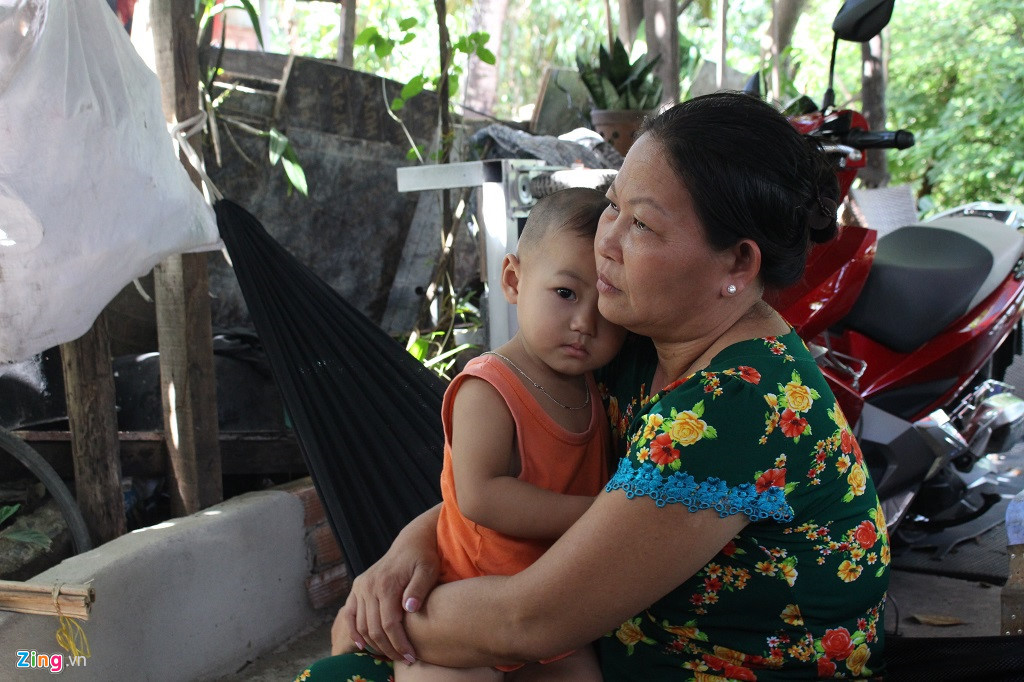 Vợ chồng ông Dũng sống trong căn nhà c tuềnh toàng với 2 người con đã có gia đình nhưng vẫn không thể mở rộng thêm nhà cửa.