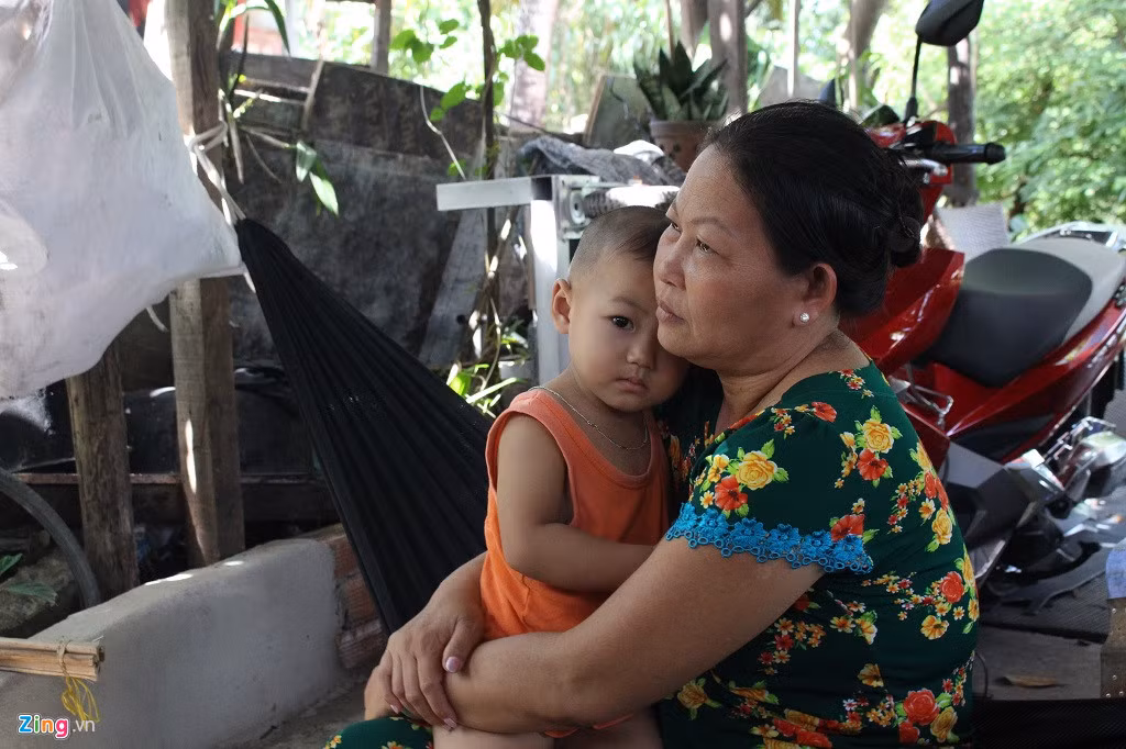 Vợ chồng ông Dũng sống trong căn nhà c tuềnh toàng với 2 người con đã có gia đình nhưng vẫn không thể mở rộng thêm nhà cửa.