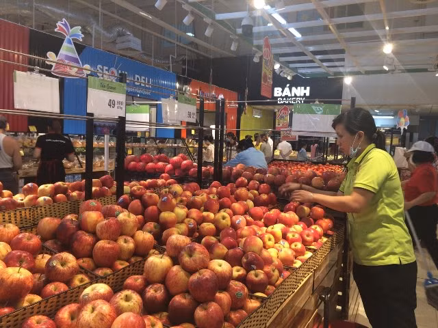 Theo thống kê của cơ quan chức năng, có đến 64% trái cây nhập khẩu vào Việt Nam đến từ Trung Quốc và Thái Lan. Ảnh: Khải Huyền.