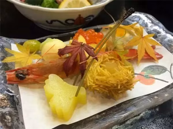Trong một lần đi ăn sushi ngoài hàng, Yokoishi đã bắt gặp những chiếc lá quen thuộc của thôn làng ở ngay trên…đĩa thức ăn.