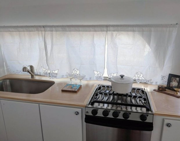 Bếp nấu ăn đầy đủ vật dụng rất thanh nhã.